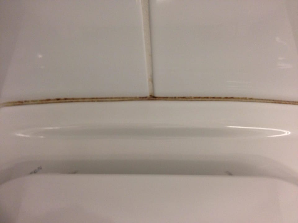 Silikonfuge an der Toilette ist braun Parkhotel Hall in Tirol