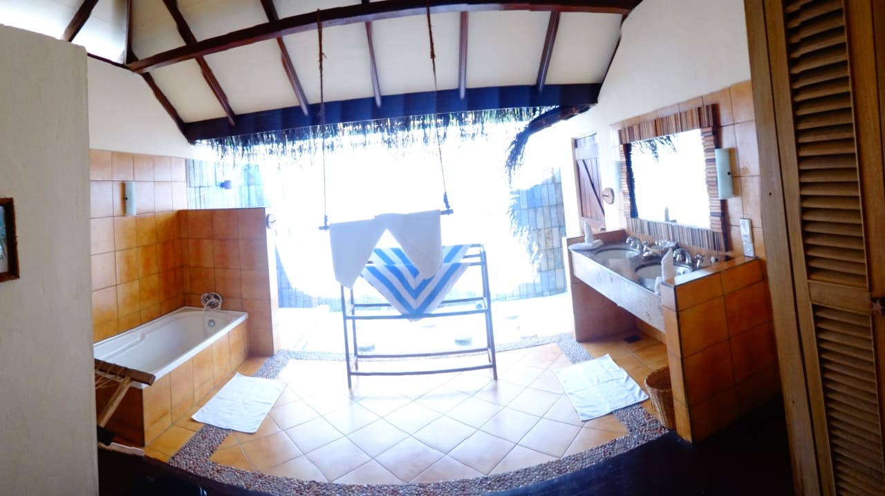 Bungalow 20, Bad, hinten offene Dusche Filitheyo Island Resort