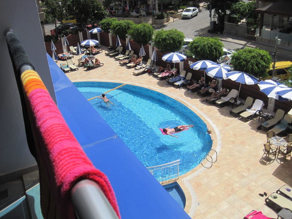 Poolanlage vom Balkon aus Gardenia Hotel