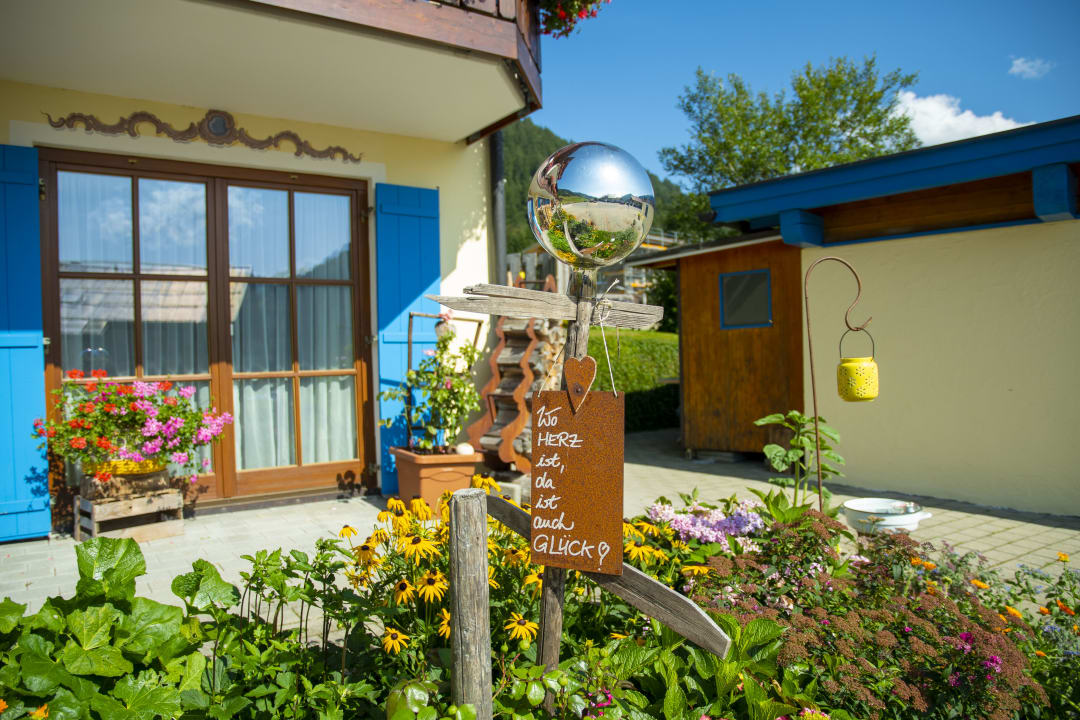 Gartenanlage Barbaras Landhaus & Barbaras Ferienwohnung Vermittlung