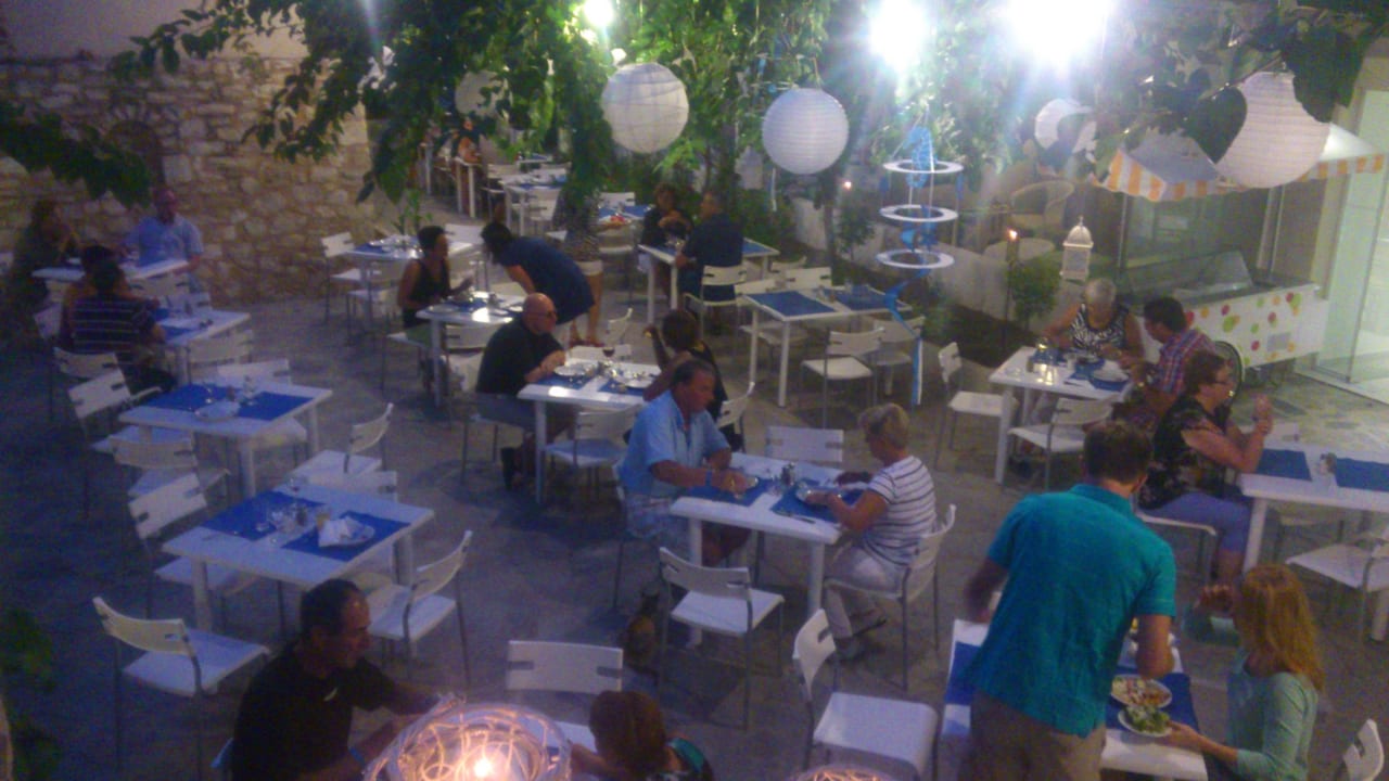 Essen im wunderschönen Innenhof Dimitrios Beach Hotel