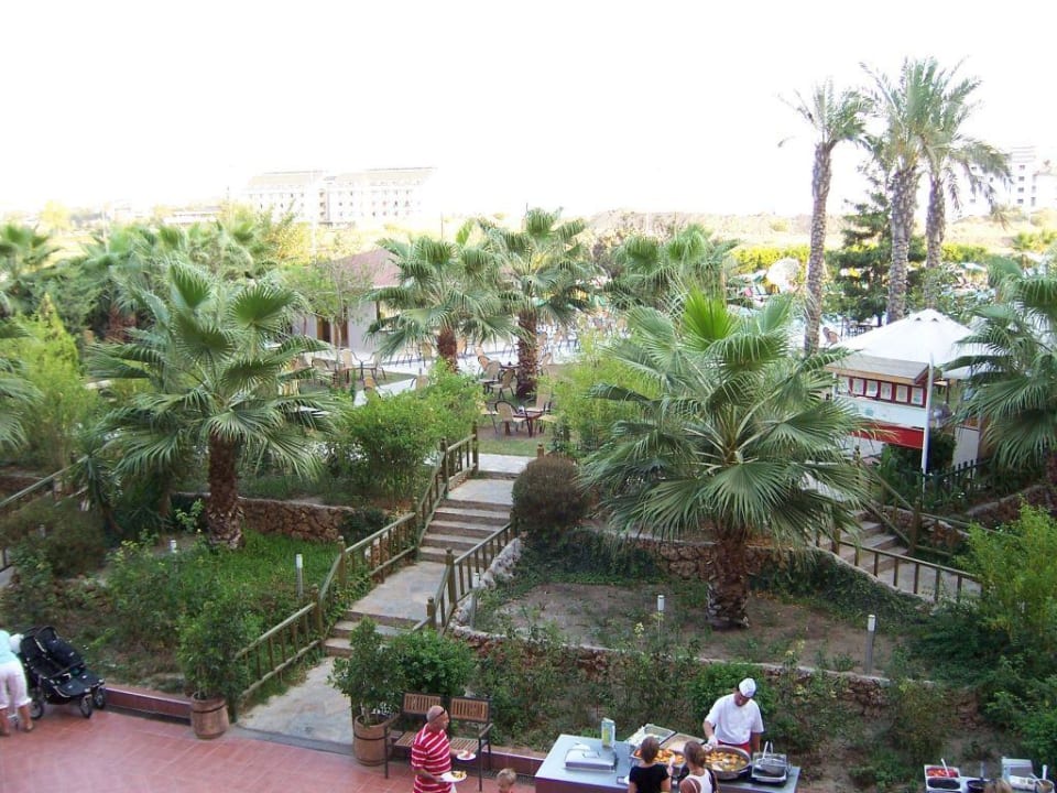 Gartenanlage am Restaurant Hane Family Resort