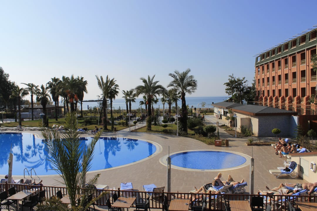 Blick von der Terrasse auf die Poolanlage Annabella Diamond Hotel & Spa