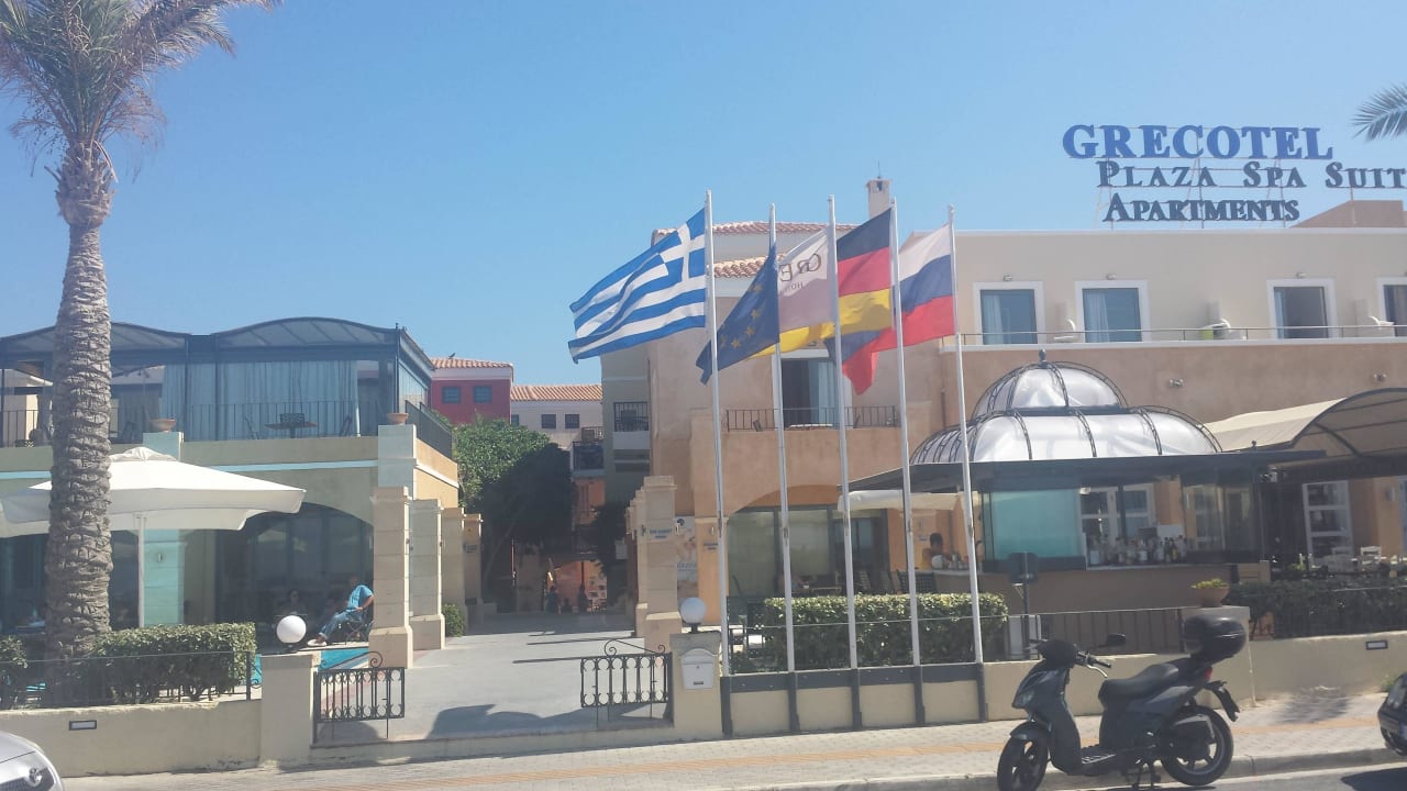 Hotel Eingang mit Pool und bar Grecotel Plaza Beach House