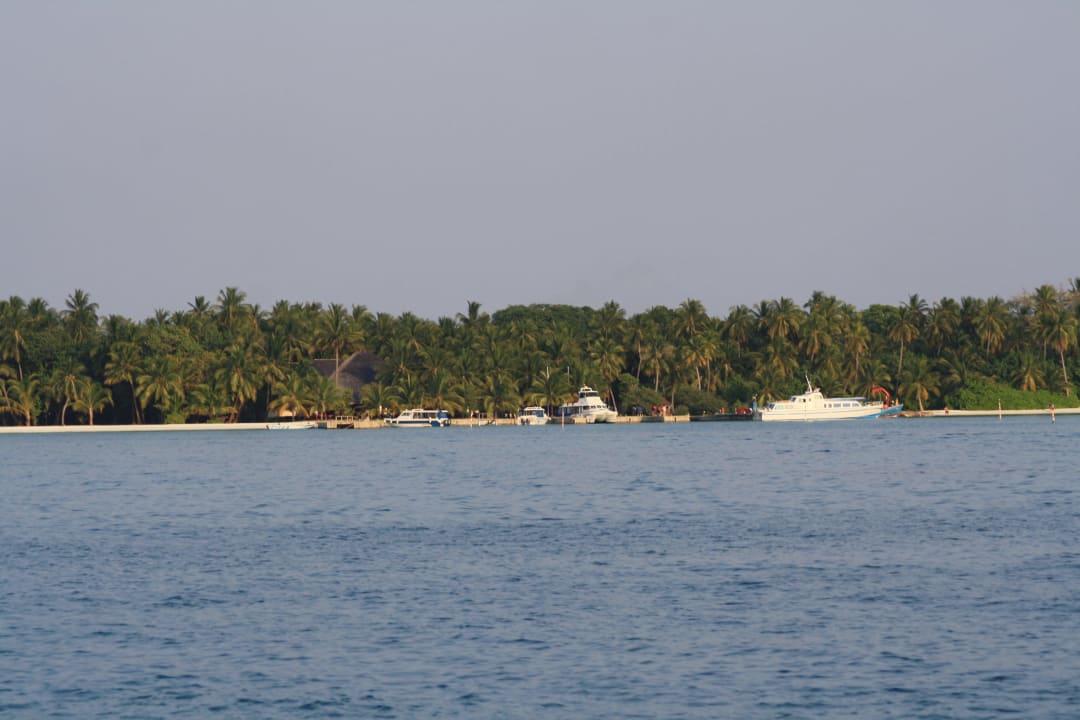 Meeru Ostseite mit Hafen Meeru Maldives Resort Island