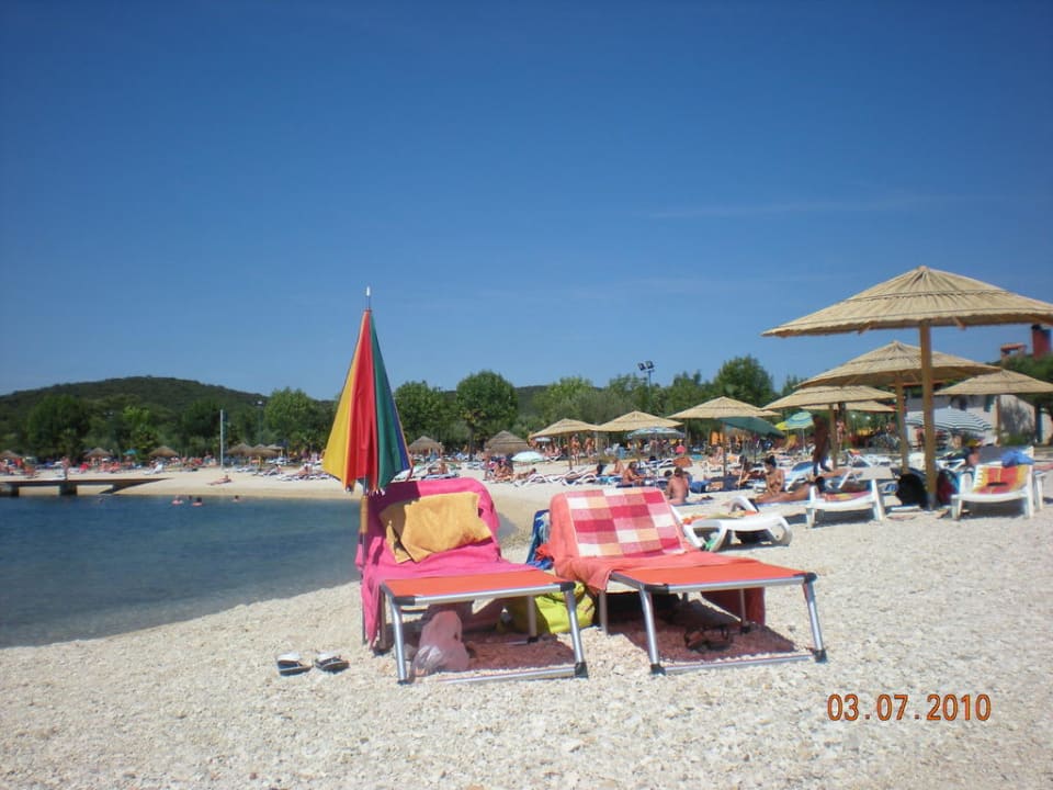 Strand mit Liegen FKK Valalta