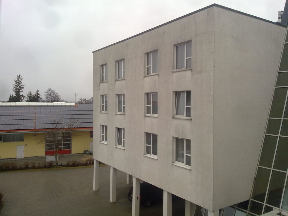 Abgewohntes Hotel außen und innen Vienna House Easy by Wyndham Landsberg