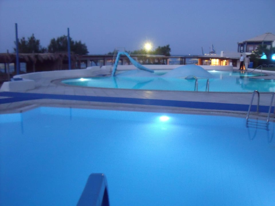 Pool am Abend Apollonia Beach Resort & Spa