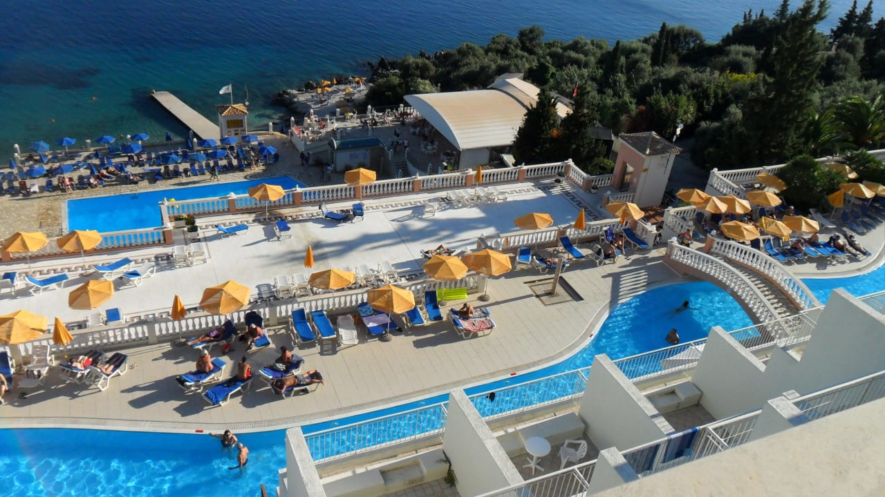 Blick auf die gesamte Poolanlage Sunshine Corfu Hotel & Spa