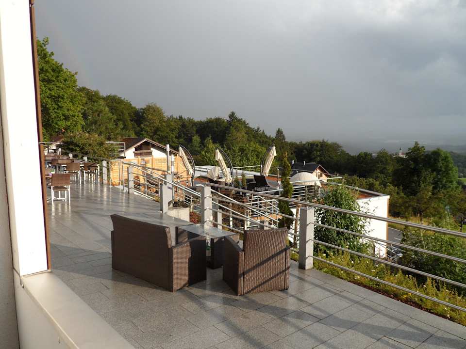 Sonnenterrasse nach einem kleinen Regenschauer Thula Wellnesshotel Bayerischer Wald
