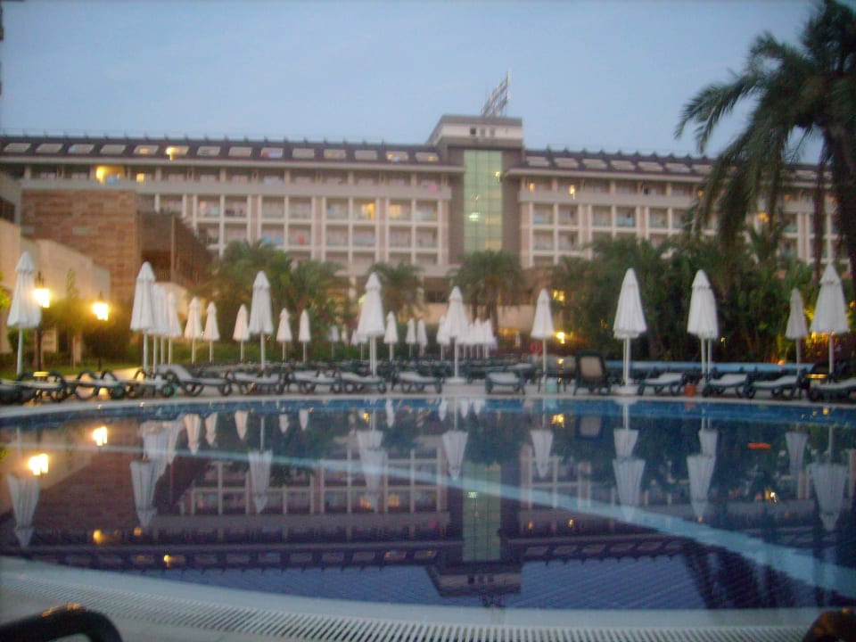 Poolanlage mit Hotel in der Dämmerung Sunis Kumköy Beach Resort Hotel & Spa