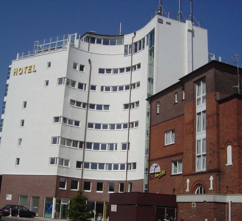 Neu- und Altbau von hinten Hotel Fährhaus