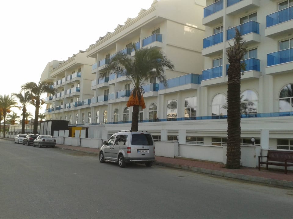 Palmen stehen nur außerhalb Palm World Side Resort & Spa