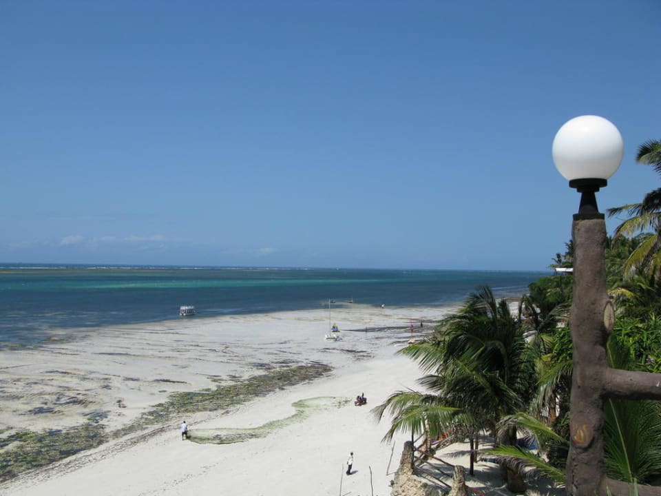 Hotelstrand bei Ebbe Bahari Beach Hotel