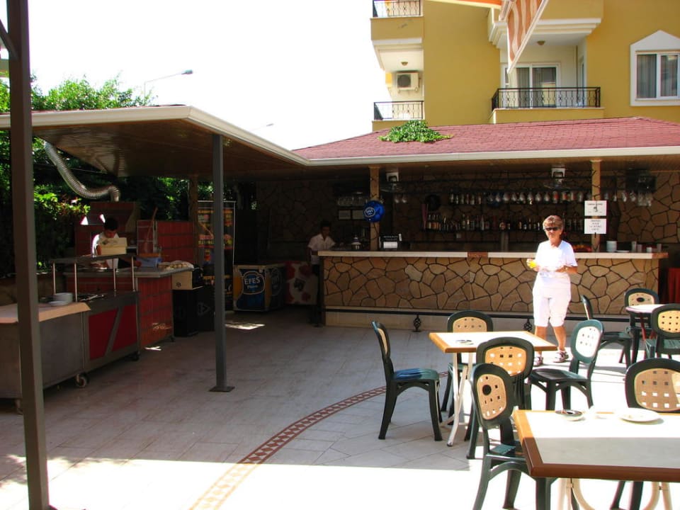 Bar nad basenem Hotel Kleopatra Royal Palm