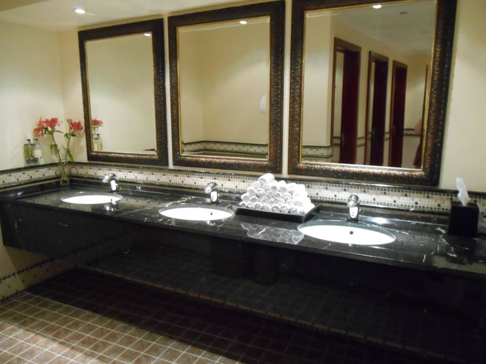 Damentoilette im Einangsbereich Hotel Le Meridien Al Aqah Beach Resort