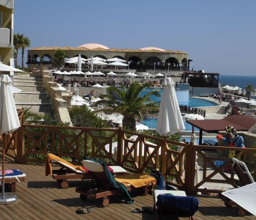 Blick auf die Poolanlage Hotel Kalithea Horizon Royal