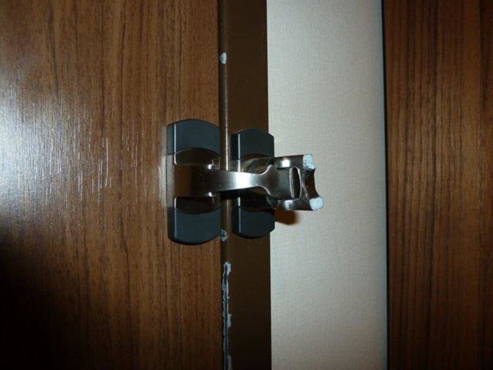 Abgebrochener Türriegel Hilton Garden Inn Frankfurt Airport