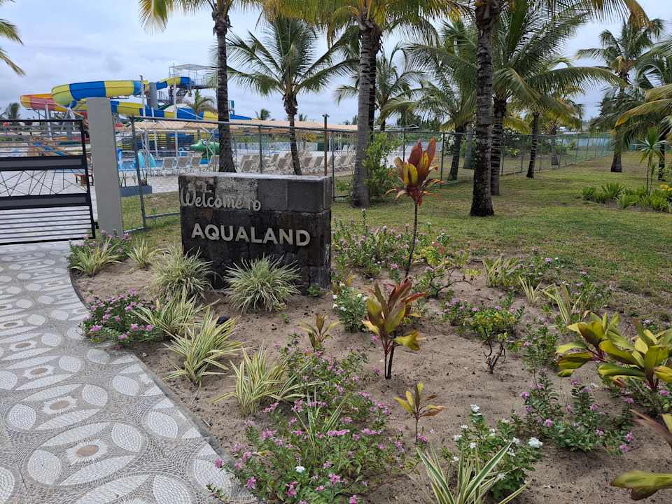 Gartenanlage Crystals Beach Resort Belle Mare, a member of Radisson Individuals