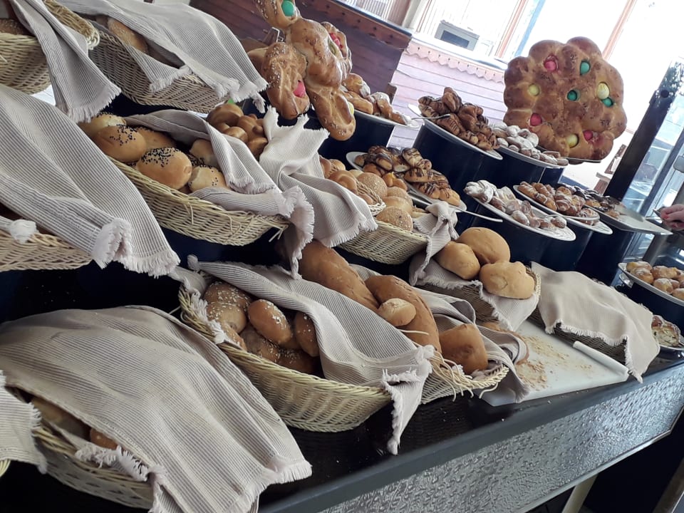 Morgendliche Auswahl an Brot, Brötchen und Gebäck Ghazala Beach