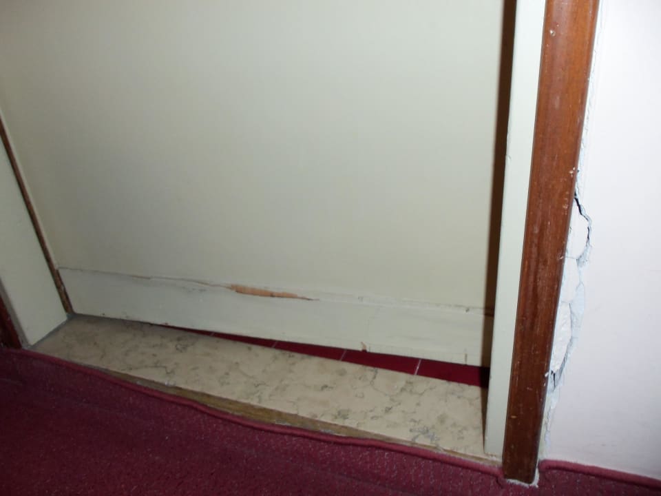 Badezimmertüre und defekte Wand Albergo Cavalletto & Doge Orseolo