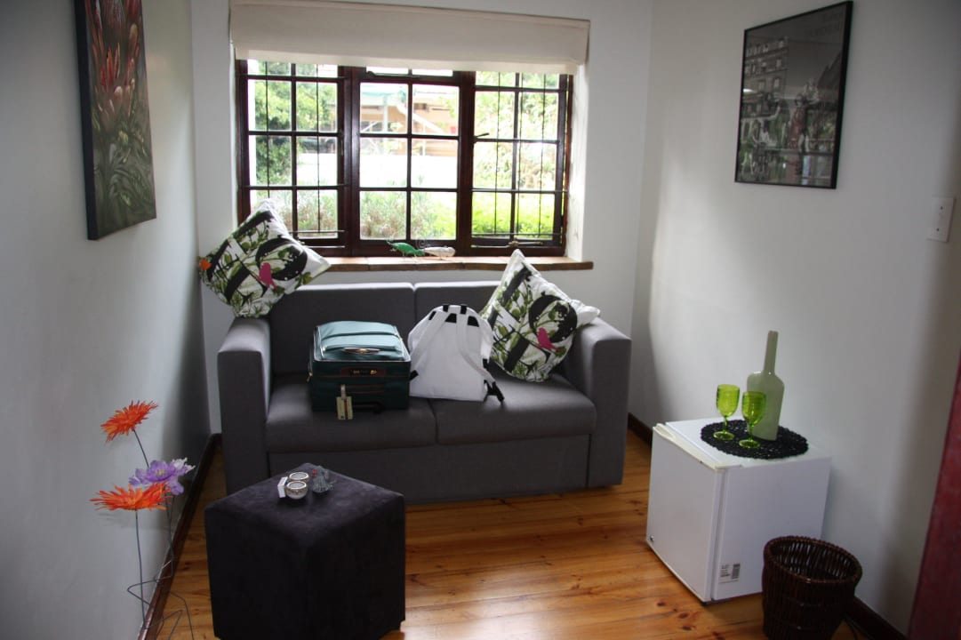 Nebenraum mit Bettcouch  B&B The Beautiful South