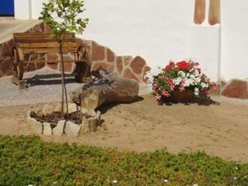 gemütliche Sitzgelegenheit im Garten des Hotels La Concha Soul Boutique Hotel