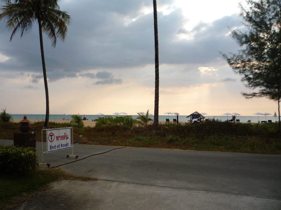 Blick von der Hoteleinfahrt zum Strand Khaolak Orchid Beach Resort