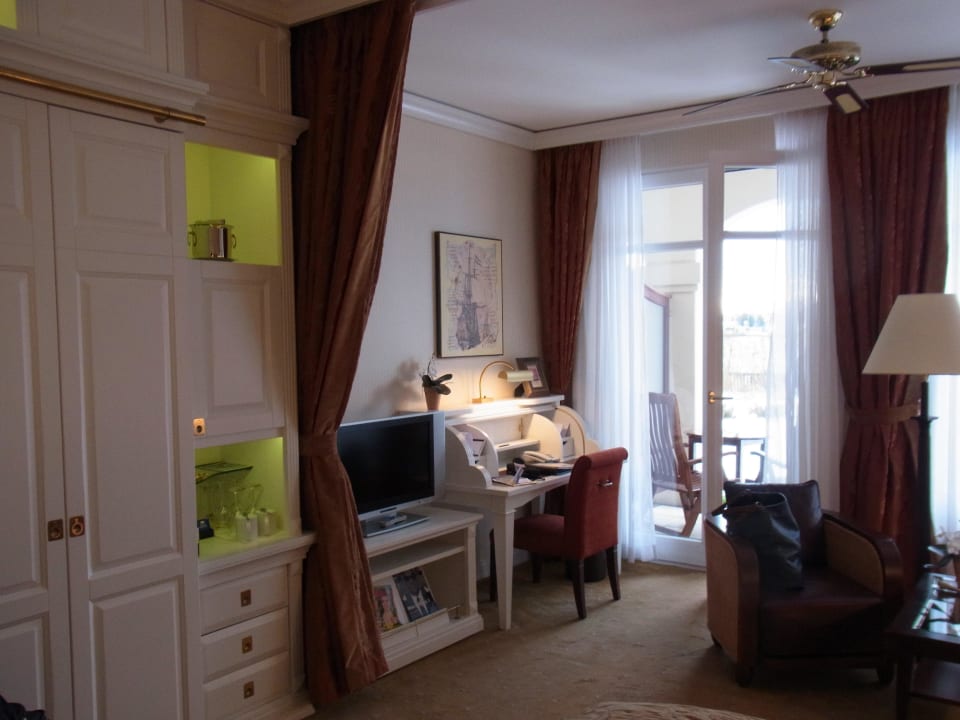 Blick vom Bett zum Schreibtisch Hotel Yachthafenresidenz Hohe Düne