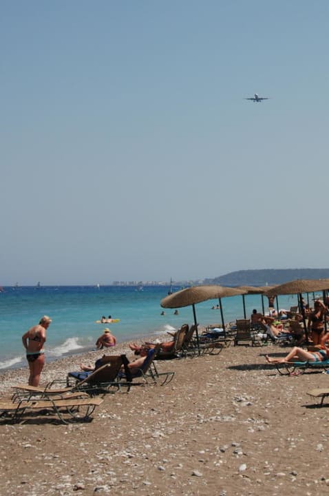 Samolot nad plażą Ialyssos Bay