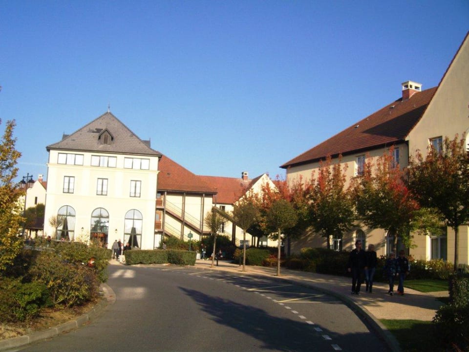 Die Aussenansicht des Hotels Campanile Val de France