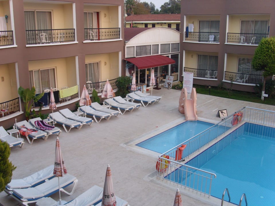 Blick vom Zimmer zum Hotelinnenhof Sayanora Hotel