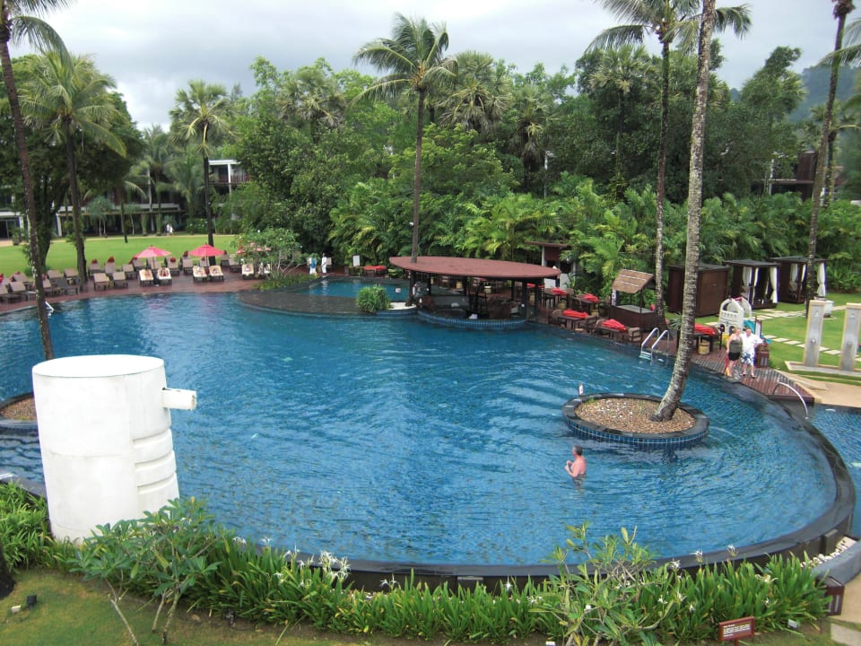Pool mit Poolbar Ramada Resort by Wyndham Khao Lak