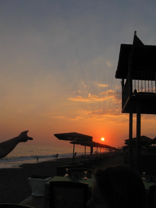 Sonnenuntergang sitzend vom Strandrestaurant  Ali Bey Club