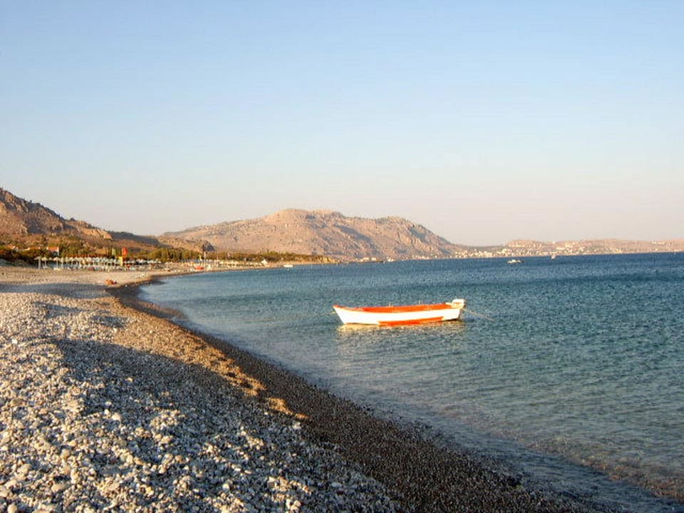 Kiesstrand des Hotels alltoura Club Hotel Kiotari Miraluna
