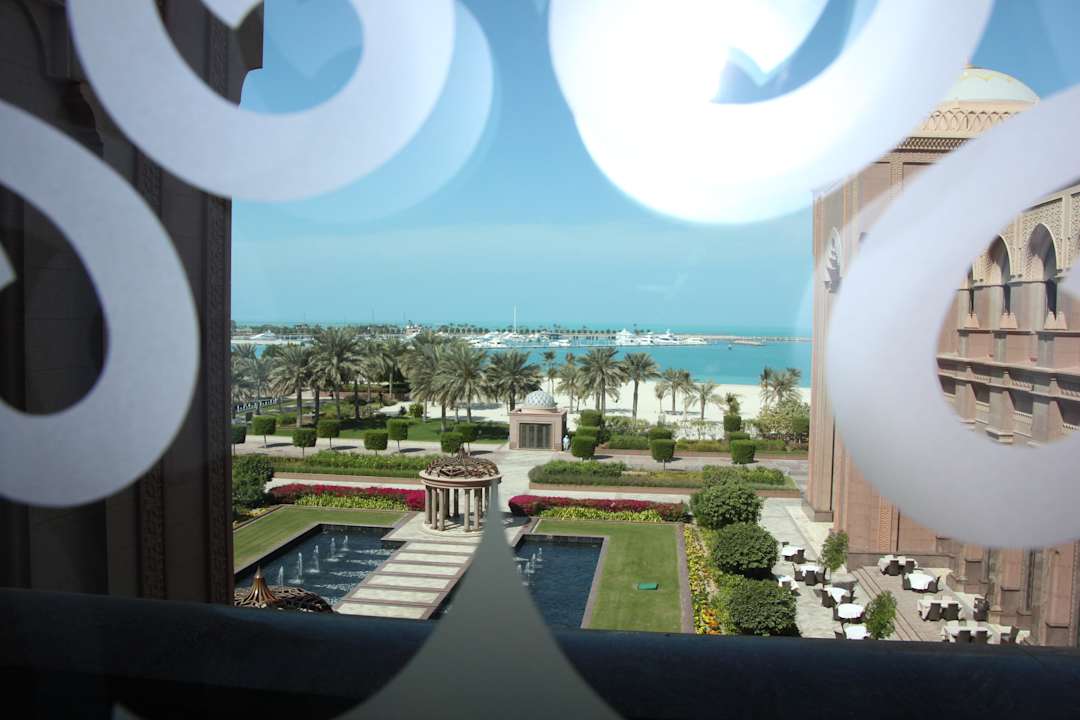 Blick durch eines der zahlreichen Flurfenster Emirates Palace Mandarin Oriental