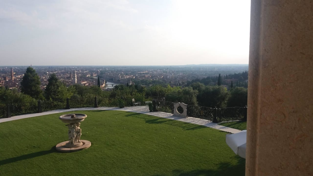 Garten und im Hintergrund Verona Relais Fra' Lorenzo