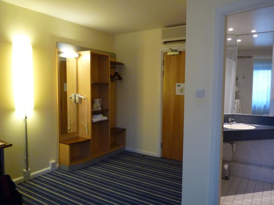 Blick vom Bett in Richtung Bad und Zimmereingang Holiday Inn Express London Croydon