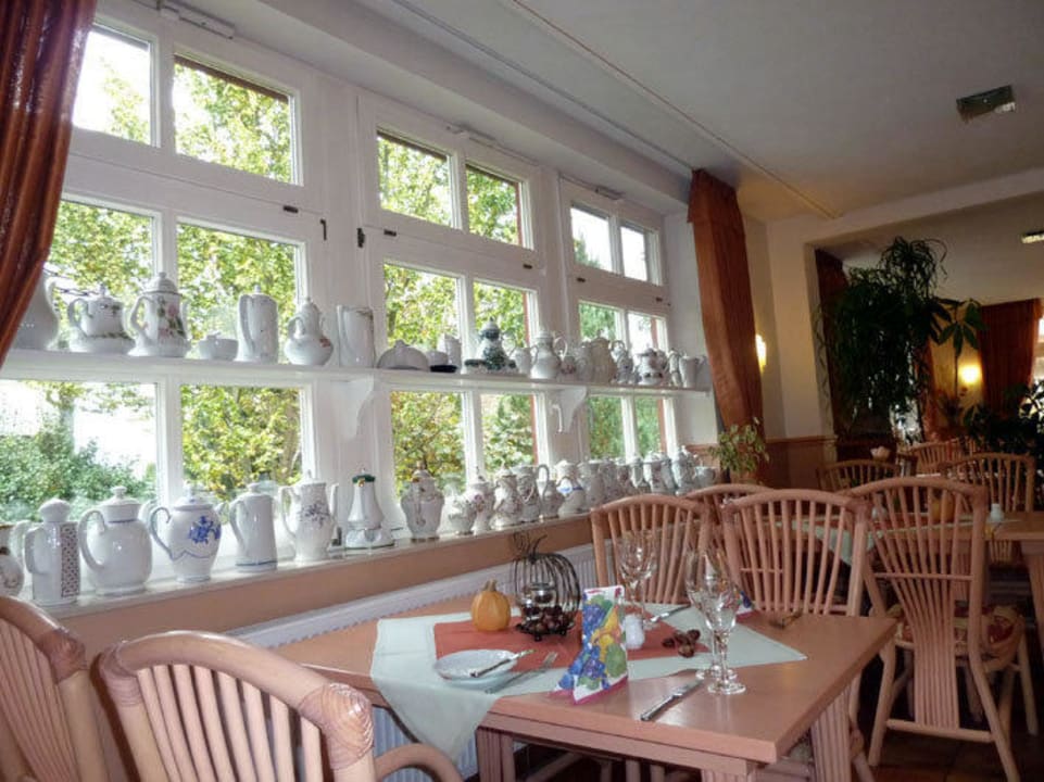 Speiseraum mit einem Teil von Tee & Kaffeekannen Landhotel Rosenhof