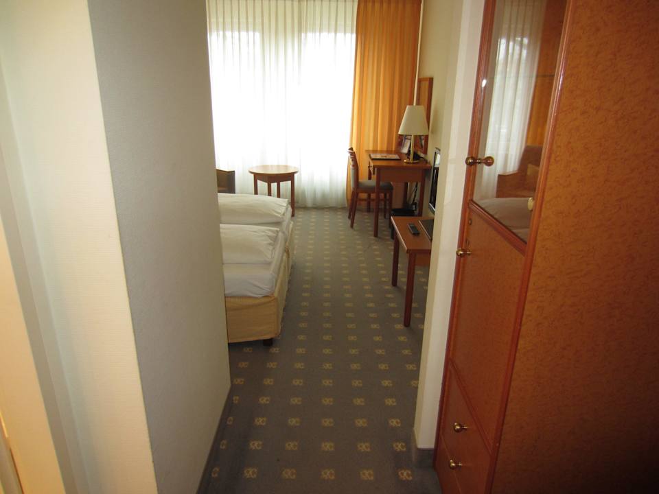 Zimmer vom Eingangbereich aus Leonardo Hotel Hamburg Airport