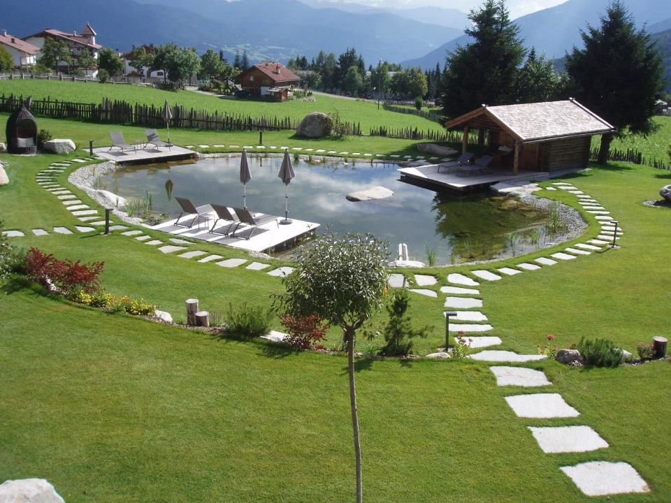 Neuer Teich zum Sonnen. SONNENBERG | Panorama Dolomites Wellbeing