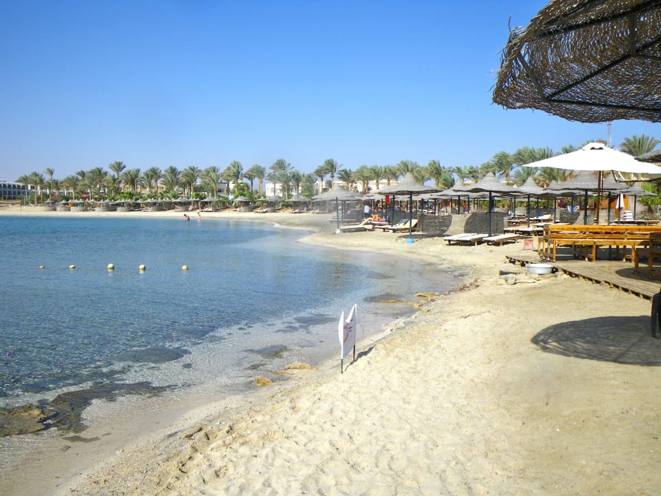 Piaszczysta plaża Brayka Bay Resort