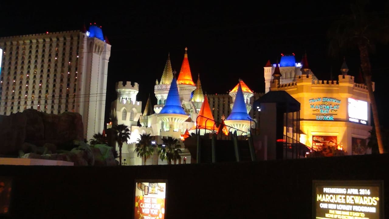 Excalibur-April 16 bei Nacht Excalibur