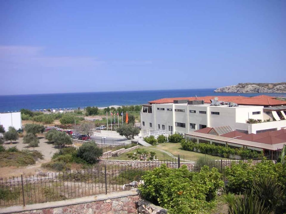 Blick vom Balkon Richtung Hauptgebäude und Strand Atlantica Mikri Poli Rhodes