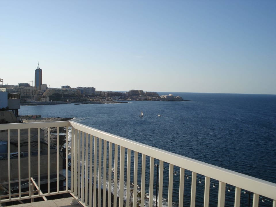 Widok z tarasu na dachu The Diplomat Hotel