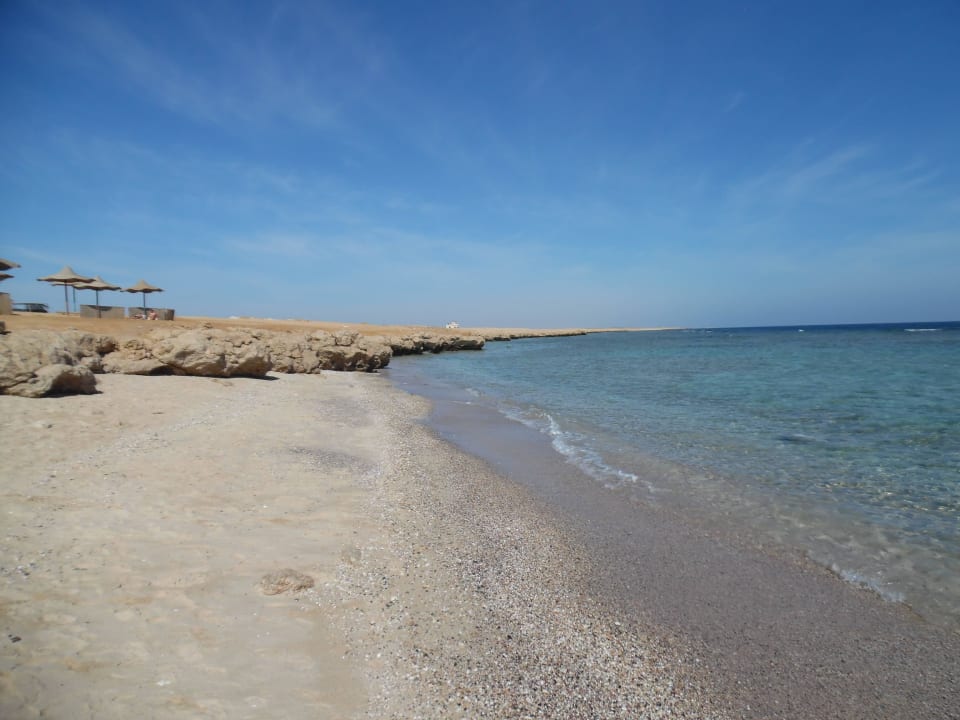 Strand, sehr steinig Three Corners Sea Beach Resort