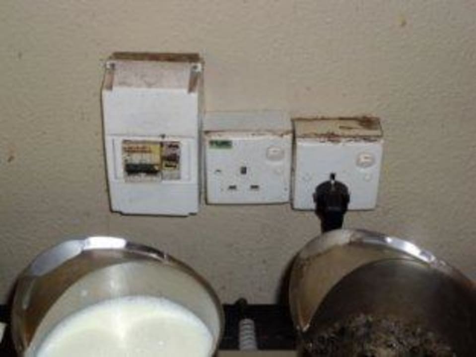 Verdreckte Steckdosen am Kaffee- und Milchpott Adaaran Select Meedhupparu Island Resort - Premium All Inclusive