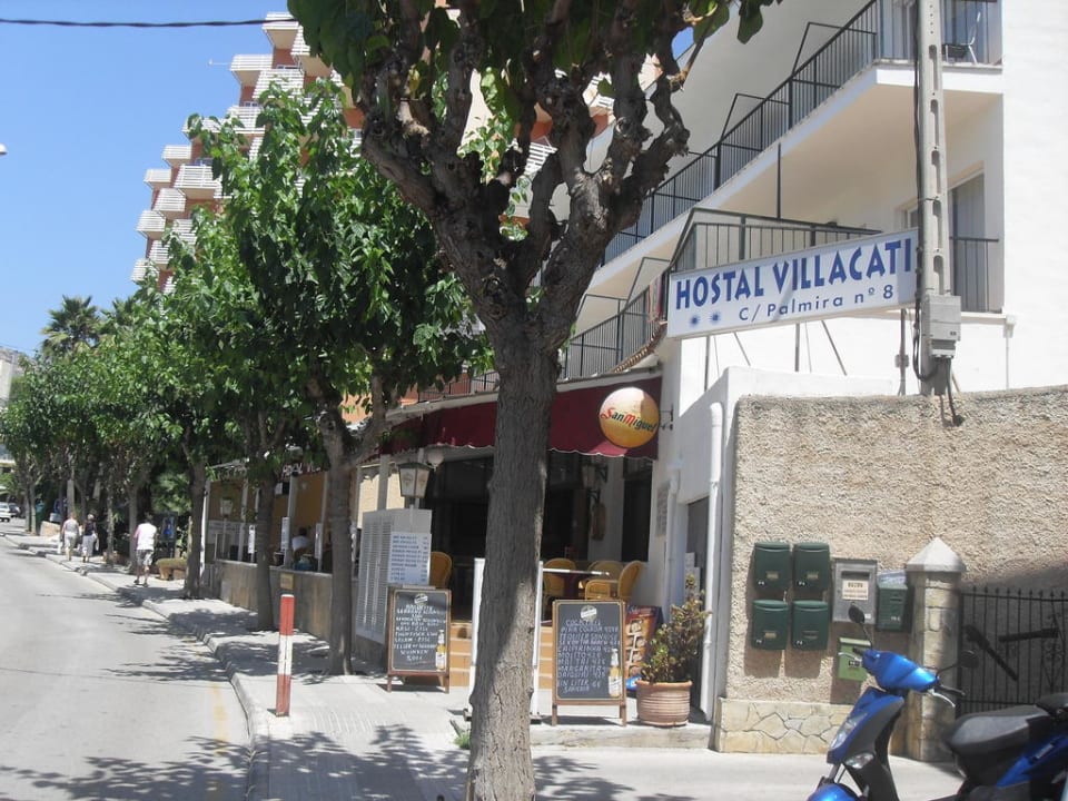 Das Hostal von außen Hostal Villa Cati