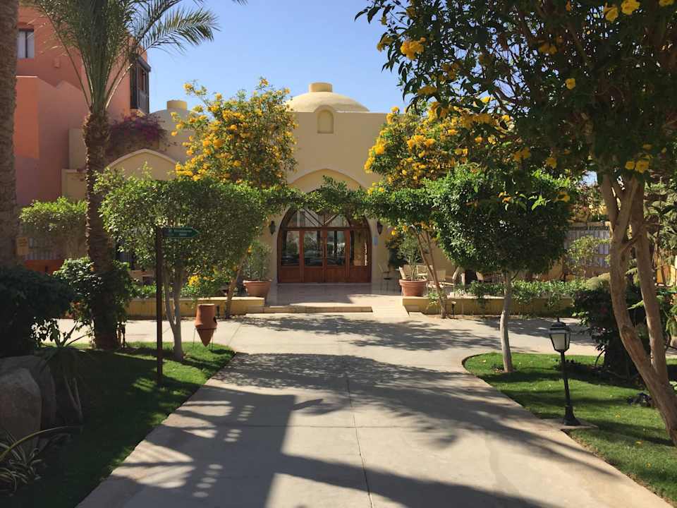 Vor der Lobby Jaz Makadi Saraya Resort