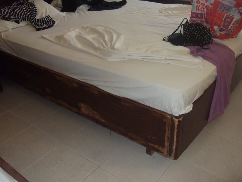 Abstehendes Furnier an den Bettkanten, miserable El Mouradi Club Kantaoui